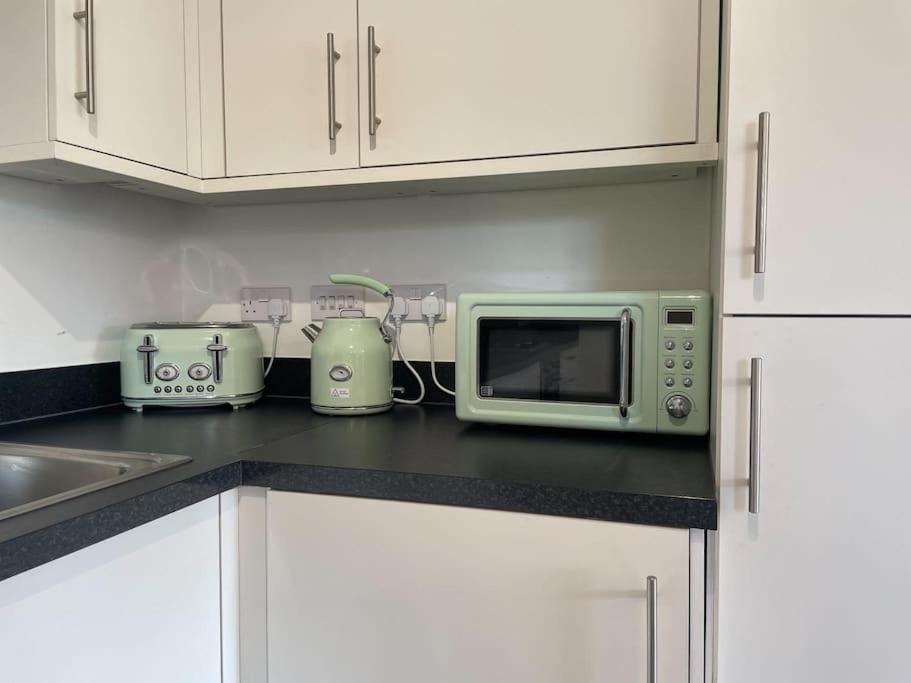 Stylish Station Apartment In Rochester With Free Parking Wainscot Exterior foto