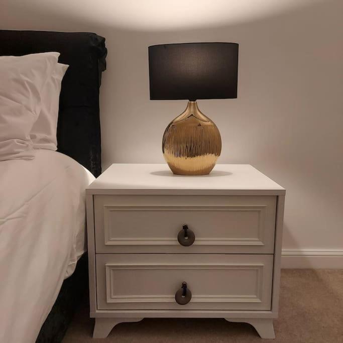 Stylish Station Apartment In Rochester With Free Parking Wainscot Exterior foto